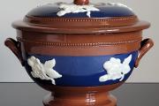 Zdjęcie do ogłoszenia: Ceramiczna kobaltowa bomboniera Sarreguemines ciekawa forma reliefowe dekoracje
